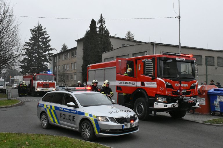 Najíždí další hasičská technika a sanitky