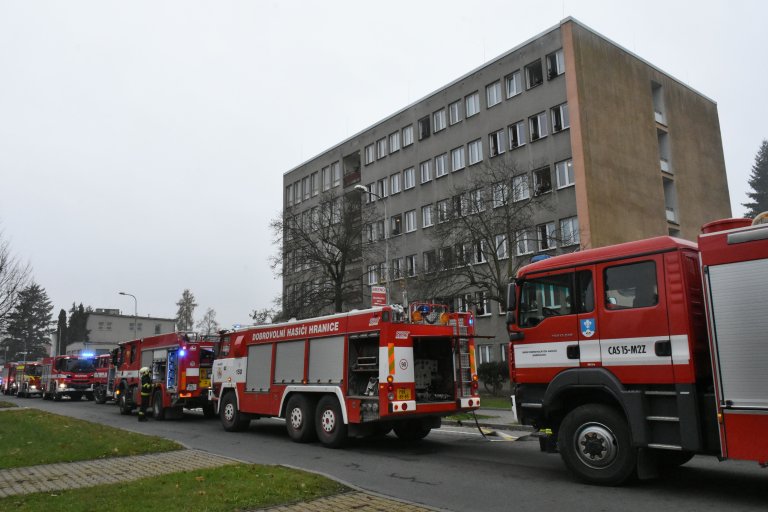 Požár je většího rozsahu, přijíždějí i dobrovolní hasiči