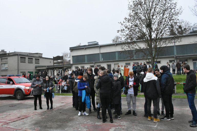 Studenti SPŠ přihlížejí cvičení