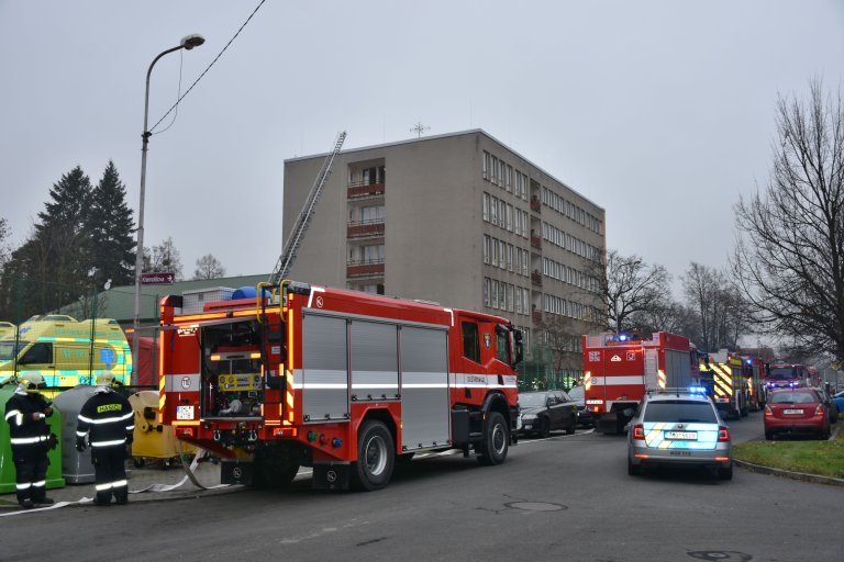 Hasičská auta před internátem